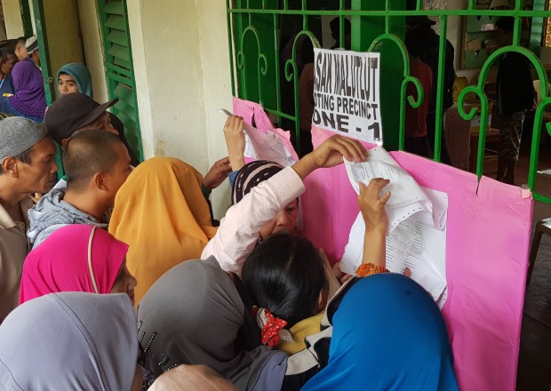 Voters look for their names inside Basak Malutlut Elementary School, Marawi City during the Bangsamoro Organic Law plebiscite Monday (January 21, 2019). Author: Nef Luczon for the Philippine News Agency