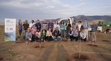 Participants of the UBP plant trees